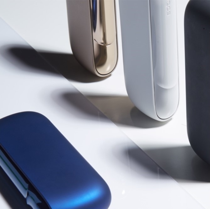 Brilliant gold, white, black and stellar blue IQOS 3 DUO chargers lined up